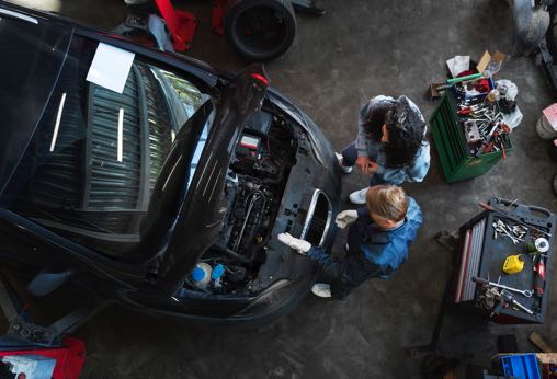 draufsichtmann-der-auto-repariert Kopie