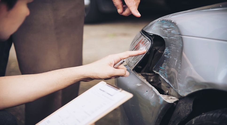 versicherungsvertreter-der-wahrend-des-vor-ort-autounfallverfahrens-des-personen-und-autoversicherungsanspruchs-arbeitet Kopie
