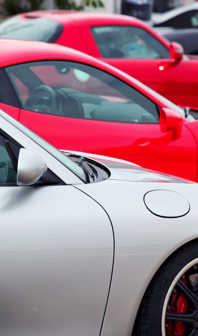 viele-sportwagen-einer-reihe-geparkt-vertikale-ansicht Kopie